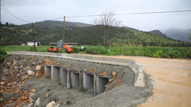 Milas’ta yağışla hasar gören köprü 26 saatte yeniden ulaşıma açıldı