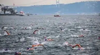49 ülkenin sporcusu aynı anda yüzerek kıta değiştirdi