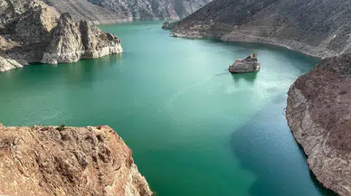 Baraj suları çekildi, ortaya çıkan köyü duyan koştu