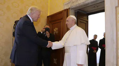 Trump, Vatikan'da Papa Francis'le buluştu