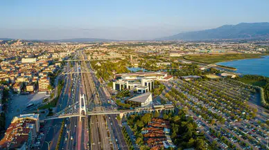 Kocaeli'de mahkeme karar verdi, evinin içi gözüktüğü için üstgeçit yıkılacak