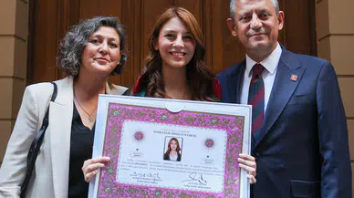 CHP Lideri Özgür Özel’in Gurur Günü: Kızı İpek Özel Avukatlık Ruhsatını Aldı