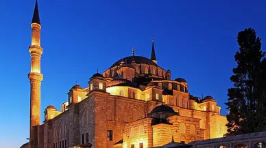 Fatih Camii’nde saldırıya uğrayan imamı hastanede ziyaret eden İmamoğlu: "İnşallah bir daha böyle saldırıların yaşanması gündem olmaz ülkemizde"
