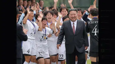 Kim Jong-un, Asya şampiyonu kadın futbolcularla bir araya geldi