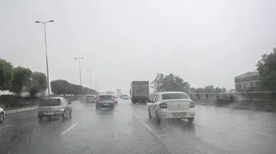 Ankara’da sağanak ve dolu hayatı felç etti: Caddeleri su bastı, araçlar zarar gördü