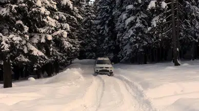 Gece yarısı bastıran kar ve tipi yolları kapadı