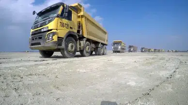 3. havalimanındaki kamyonlardan Cumhuriyet kareografisi