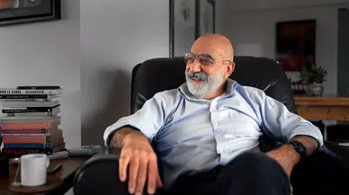 Ahmet Altan 'darbeye teşebbüs' ve 'FETÖ üyeliği' suçlamasıyla tutuklandı!