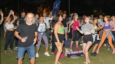 İzmir Yoga Festivali renkli görüntülerle başladı, gün batımında yoga keyfi yaşandı