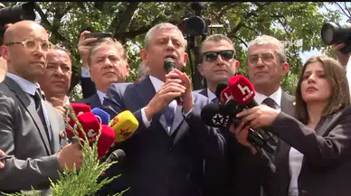 Özgür Özel Meclis Önünde Seslendi: "Şanlı Meclis'in kapıları önünde darbeyi püskürttünüz"