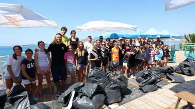 Çeşme'de gençlerin katılımıyla deniz ve kıyı temizliği etkinliği gerçekleştirildi
