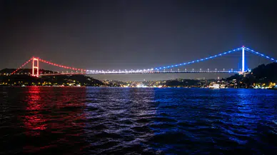 Fatih Erbakan'dan köprü ışıklandırmasına tepki: ABD'ye hizmet eden zihniyeti kınıyoruz!