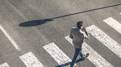 Karşıdan karşıya geçenlere telefon yasağı!