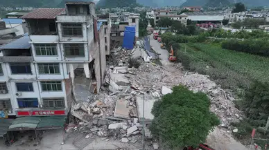 Çin'de Korkutan Deprem: 5.7 ve 5.8 Büyüklüğünde İki Sarsıntı!