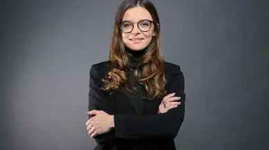 25 yaşındaki genç kadın politikacı bedenini açık artırmaya çıkardı
