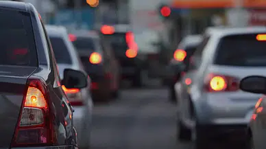 Maltepe'de karşı şeride geçen minibüs taksiye çarptı: 2 ölü, 3 yaralı