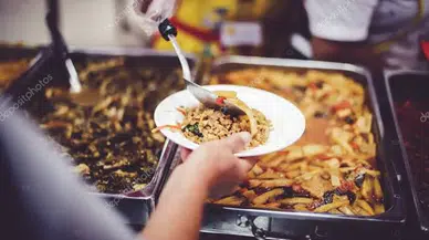 Evsizlere bedava yemek veren lokanta'nın sahibi de evsizdi