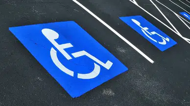 İzmir'de engelli yerine park eden sürücüye ilginç tepki
