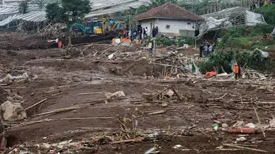 Endonezya'nın Flores Adası'nda 7,7 büyüklüğünde deprem, 14 ölü, çok sayıda yaralı var