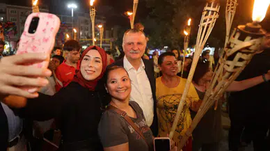 Yunusemre'de Zafer Bayramı coşkusuyla Tolga Çandar şarkılarıyla dolu bir gece yaşandı
