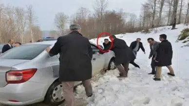Vali, karda yolda kalan vatandaşın aracını itti