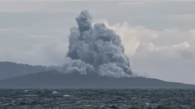 Anak Krakatau yanardağı patladı: 6 havalimanı kapatıldı