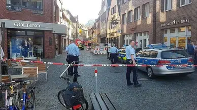 Almanya'da araç yayaların arasına girdi
