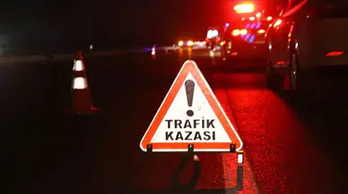 E-5'te kamyonet devrildi, trafik kilitlendi