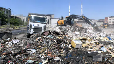 İzmir Büyükşehir Belediyesi’nden Buca’da 1100 Tonluk Temizlik Operasyonu