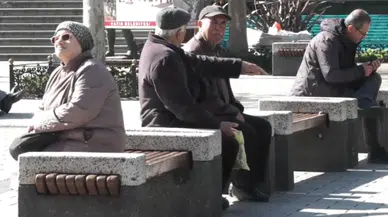 Emekliler İkramiye Artışına Tepkili: “Her Şeye Kepçeyle, Emekliye Çay Kaşığıyla”