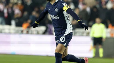 Sivasspor maçını 3-1 kazanan Fenerbahçe, Galatasaray ile puan farkını 3'e düşürdü