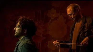 Tolga Karaçelik’ten New York’ta Kara Mizah: Saykoterapi İstanbul’da Prömiyer Yaptı