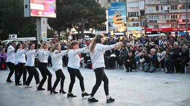 Bornova’da Dansın Ritmi: Yüzlerce Dansçı Meydanda Buluştu