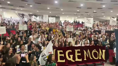 Mülkiye’de Gelenek Devam Ediyor: İnek Bayramı’nda Eleştirel Sloganlar ve Fermanlar