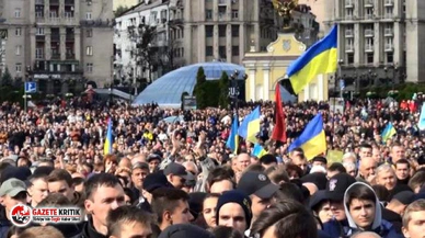 Ukrayna’da on binler Zelenski’yi protesto etti