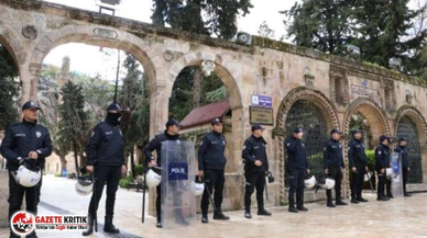 KORONAVİRÜS UYARILARINA RAĞMEN CAMİ KAPISINI ZORLADILAR!