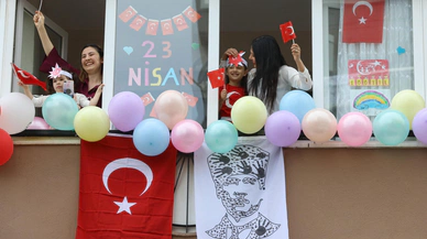 Pırlantaların minik elleriyle hazırladığı Atatürk bayrakları balkonları süsledi