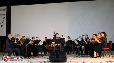 AMFİ TİYATRO’DA ‘YAZ ESİNTİSİ’