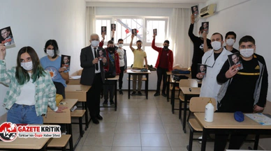 Burhaniye Belediye Başkanı Ali Kemal Deveciler'den gençlere hediye Nutuk kitabı