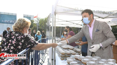 Başkan Rıza Akpolat Komşularına Aşure İkram Etti