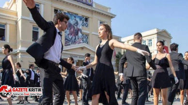 İzmir Atatürk Lisesi'nin geleneksel vals gösterisi baskılar nedeniyle iptal edildi