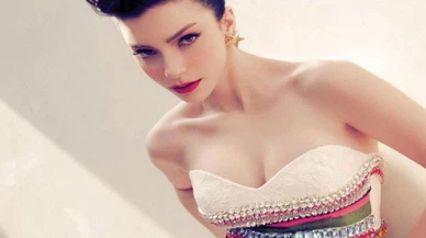 Merve Boluğur yaz geldi dedi deri ceket giydi!