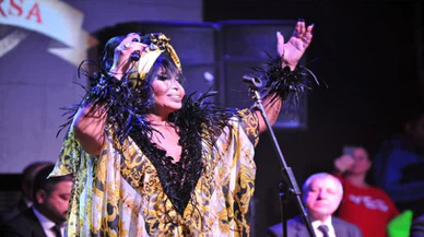 Bülent Ersoy sahnede Zeki Müren'i andı