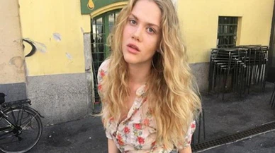 Bodrum Masalı'nın Alara'sı soyunup çimlere uzandı