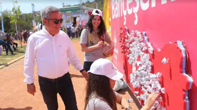 KUŞADASI'NDA RENKLİ 23 NİSAN ŞENLİĞİ