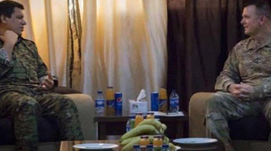 ABD'li general, YPG'li terörist ile bir arada!