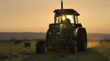 Traktörle eşini ezen şahıs aynı traktörün önüne yatarak intihar etti