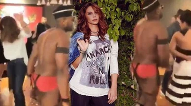 Zeynep Beşerler ve arkadaşları, yarı çıplak siyahi dansçıyla 'Erik Dalı' oynadı