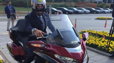 Kenan Sofuoğlu Meclis'e motorla geldi