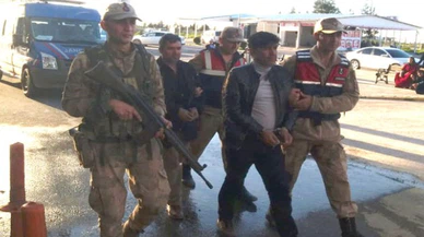 Otomobil yedek lastiğindeki 6 ruhsatsız tabancaya 2 tutuklama